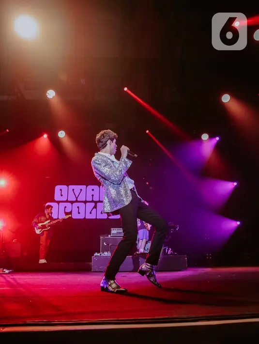 Penyanyi Omar Apollo tampil pada Jakarta International BNI Java Jazz Festival 2020 di Jakarta, Minggu (1/3/2020). Omar Apollo membawakan 12 lagu hitsnya diantaranya Ashamed, Kickback dan Hit Me Up. (Liputan6.com/Faizal Fanani)