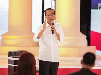Calon presiden nomor urut 01 Joko Widodo atau Jokowi memberi paparannya dalam debat kedua Pilpres 2019 di Hotel Sultan, Jakarta, Minggu (17/2). Debat bertema energi, pangan, infrastruktur, SDA, dan lingkungan hidup. (Liputan6.com/Faizal Fanani)