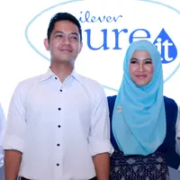 Foto Dude Harlino - Alyssa Soebandono di preskon Pure It (Wimbarsana/bintang.com)