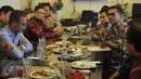 Ketua DPP Golkar Agun Gunandjar (kanan) berbicara saat menggelar silaturahmi sesama pengurus Golkar Riau pasca konflik dualisme pengurus di Restoran Puang Oca, Jakarta, Selasa (16/2). (Liputan6.com/JohanTallo)