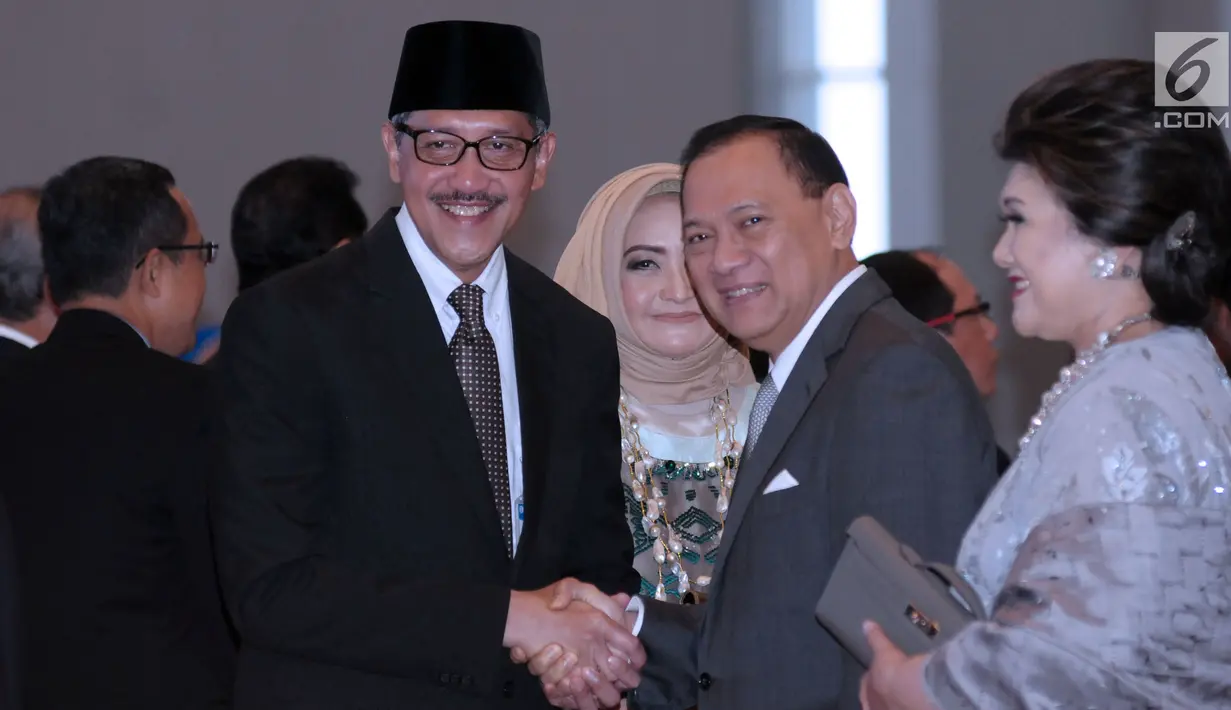 Gubernur BI, Agus Martowardojo (kedua kanan) memberi selamat kepada Deputi Gubernur BI Dody Budi Waluyo usai pengucapan sumpah di Gedung MA RI, Jakarta, Rabu (18/4). Dody Budi Waluyo menjadi Deputi Gubernur BI 2018-2023. (Liputan6.com/Helmi Fithriansyah)