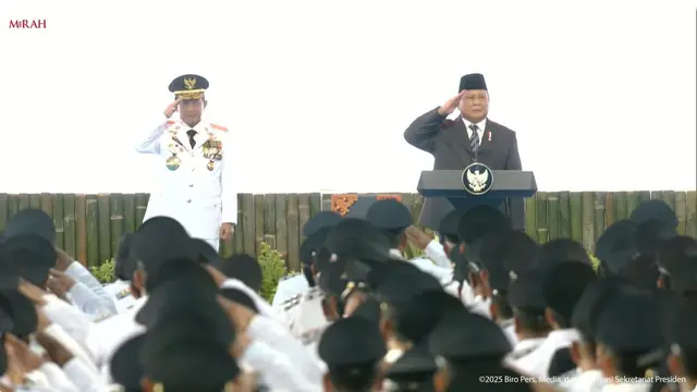 Momen Presiden Prabowo Subianto usai memberikan sambutan pelantikan kepala daerah di Istana Kepresidenan Jakarta, Kamis (20/2/2025).
