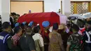 Anggota Paspampres mengangkat peti jenazah Presiden RI ke-3 BJ Habibie di Rumah Duka RSPAD, Jakarta, Rabu (11/9/2019). Peti jenazah BJ Habibie diselimuti bendera Merah Putih dan ditandu hingga masuk ke mobil jenazah menuju rumah duka Patra Kuningan. (Liputan6.com/Helmi Fithriansyah)