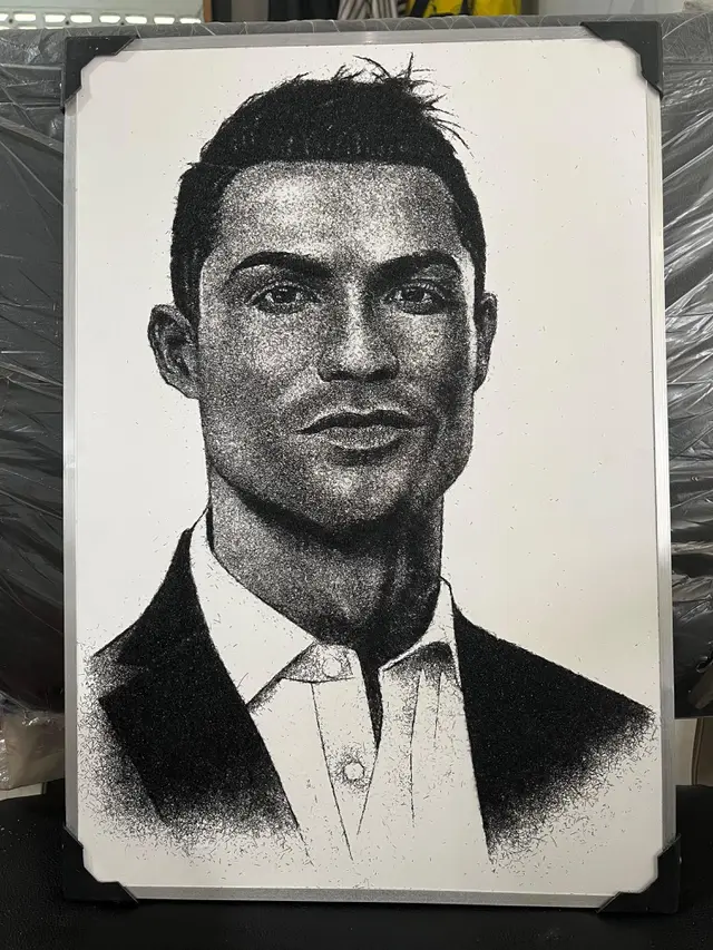 Potret wajah Cristiano Ronaldo dibuat dari potongan rambut sisa