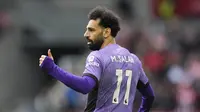 Pemain Liverpool, Mohamed Salah, selain mencetak satu gol, juga memberikan assist yang dituntaskan Alexis MacAllister ke gawang Gtech Community Stadium&nbsp;(AP Photo/Kirsty Wigglesworth)