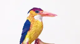 Burung-burung cantik beraneka warna ini dibuat dengan menggambar objek kemudian diubah menjadi bentuk 3D. Kerangka burung-burung tersebut juga dibuat dengan menggunakan kertas. (facebook.com/DianaBeltranHerrera)