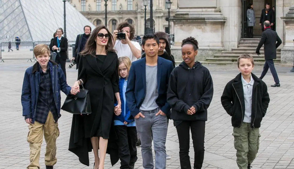 Sumber tersebut mengatakan keenam anak Angie sediri diajarkan untuk membuat perubahan yang lebih baik untuk dunia. (misskick.vn)