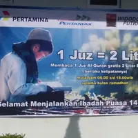 Ibadah dapat berkah gak usah nunggu sampai kiamat. SPBU di Jawa Timur ini langsung kasih kamu Pertamax 2 liter kalau bisa ngaji 2 juz. Mau?