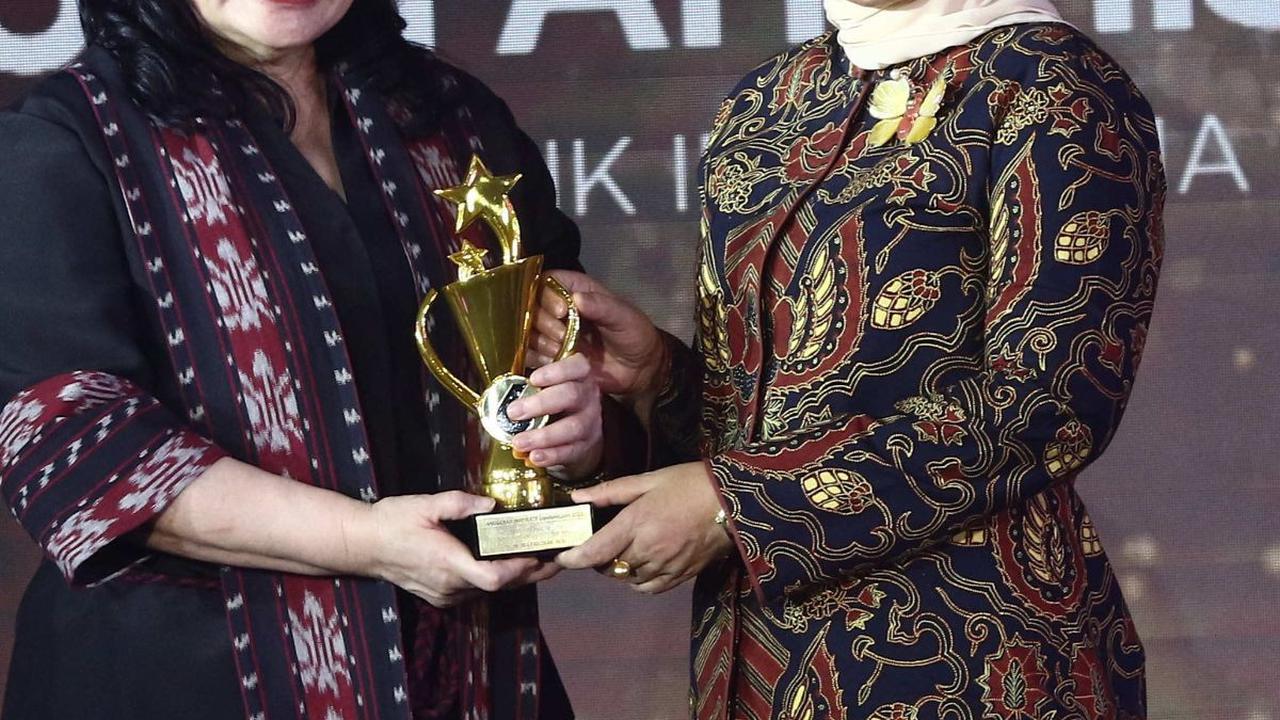Wakil Komisaris Utama SCM Suryani Zaini  saat memberikan penghargan kepada Menteri Tenaga Kerja Ida Fauzyah dalam Anugrah Inspiratif Liputan6.com kategori Tokoh Inspiratif pegiat penghapusan kekerasan seksual di tempat kerja di Jakarta, Sabtu (8/7/2023).