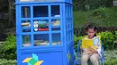 Seorang anak membaca buku yang ada di layanan Kotak Literasi Cerdas (Kolecer) di Taman Sempur, Bogor, Jawa Barat, Kamis (20/12). Selain menumbuhkan budaya literasi, Kolecer juga diharap mampu meningkatkan minat baca masyarakat. (Merdeka.com/Arie Basuki)