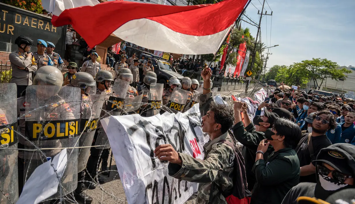 Pengunjuk rasa yang terdiri dari mahasiswa, buruh dan sejumlah elemen masyarakat meneriakkan slogan-slogan dalam aksi unjuk rasa di depan gedung Dewan Perwakilan Rakyat Daerah Provinsi Jawa Timur di Surabaya pada tanggal 23 Agustus 2024. (JUNI KRISWANTO/AFP)