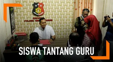 Siswa SMP di Gresik yang sempat menantang gurunya berkelahi menyampaikan pengakuannya di kantor polisi.