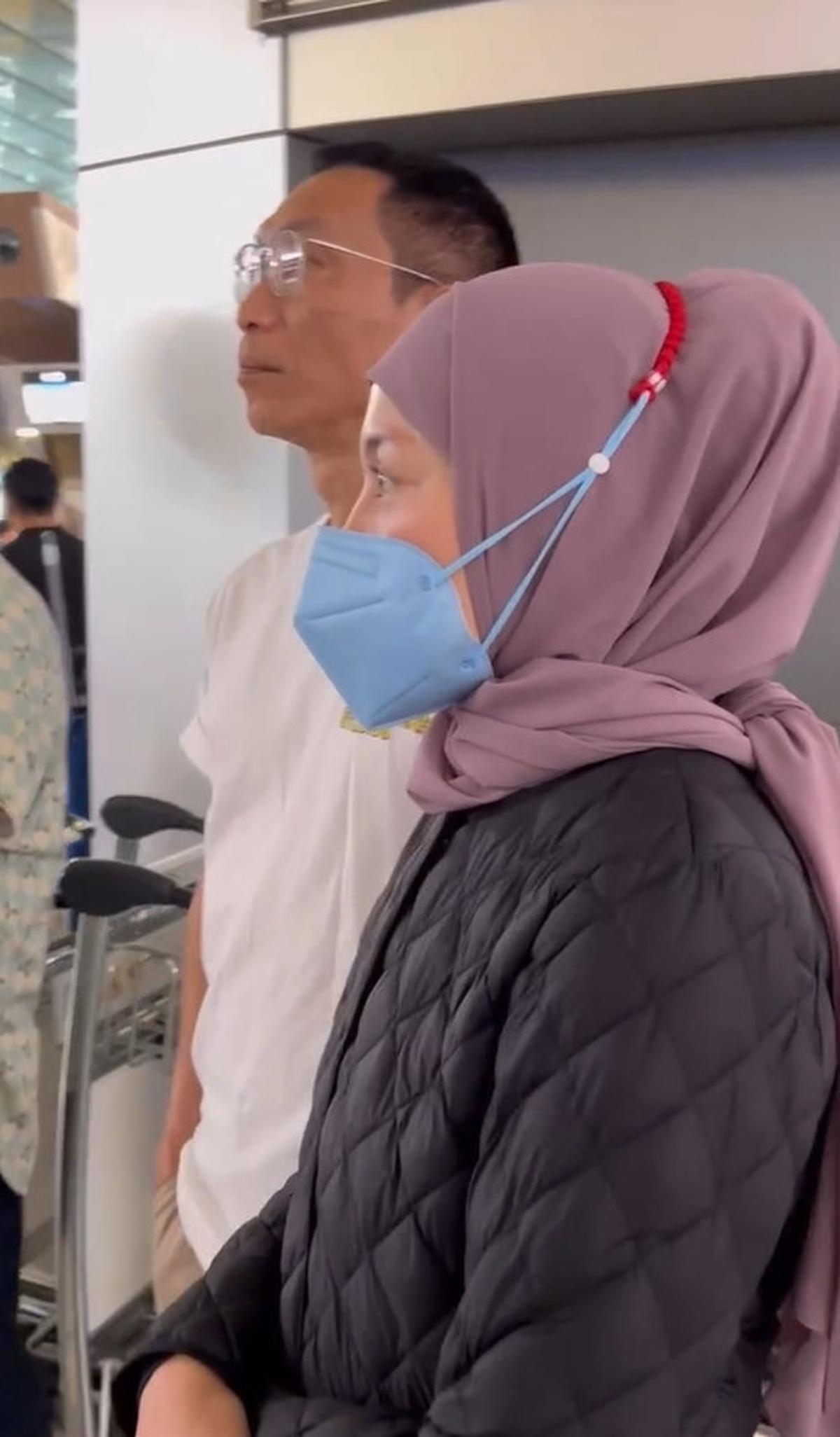 Meskipun mencoba tegar, Melly dan Anto terlihat kehilangan saat Abe melangkah masuk ke pintu keberangkatan.&nbsp;