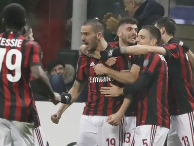 Para pemain AC Milan merayakan gol yang dicetak oleh Leonardo Bonucci ke gawang Crotone pada laga Serie A di Stadion San Siro, Milan, Sabtu (6/1/2018). AC Milan menang 1-0 atas Crotone. (AP/Luca Bruno)