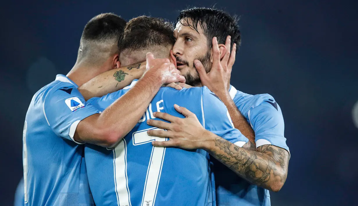 Pemain Lazio Ciro Immobile (tengah) merayakan golnya ke gawang Torino dengan rekan setimnya pada laga Serie A Italia di Stadion Olimpiade Roma, Italia, Rabu (30/10/2019). Lazio membantai Torino 4-0. (Giuseppe Lami / ANSA via AP)