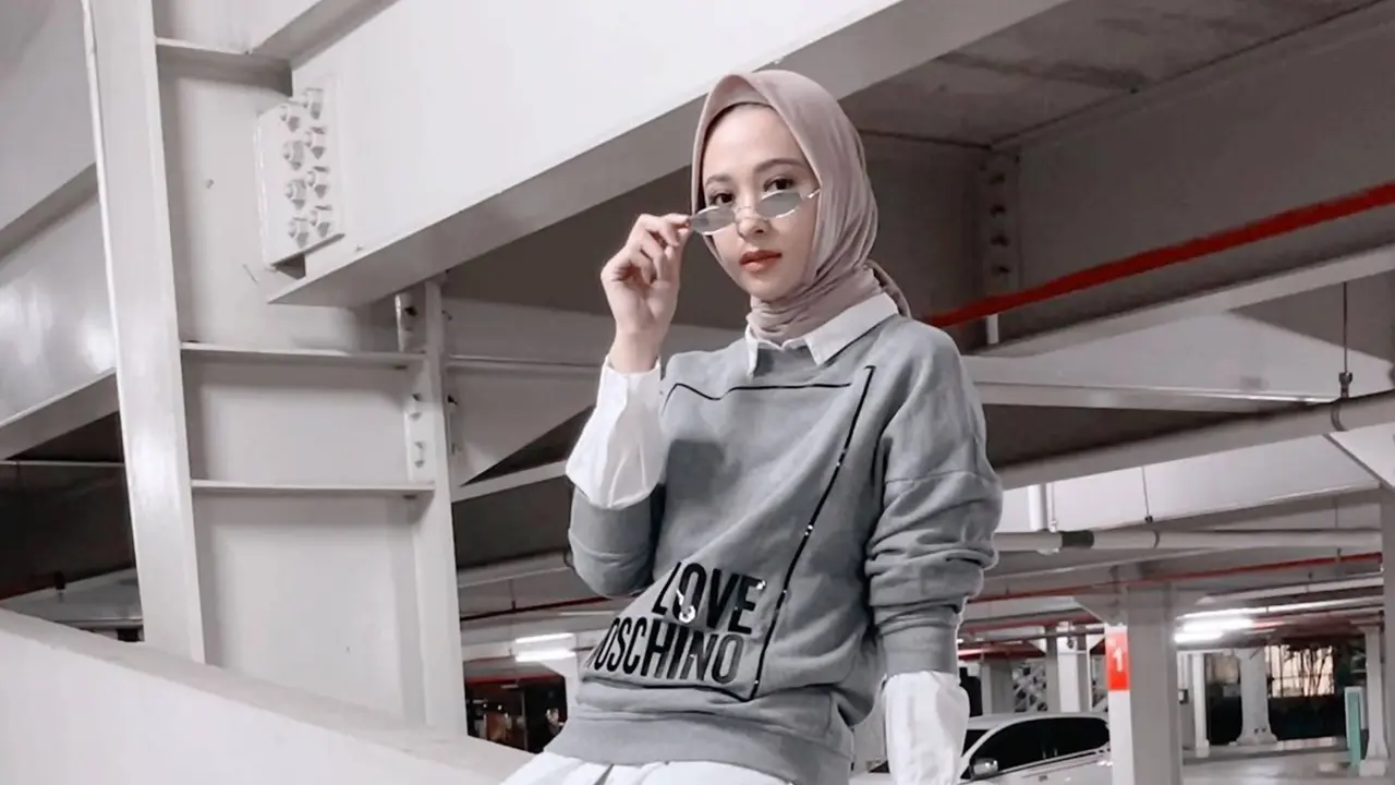 FOTO: Gaya OOTD Hijab Poppy Bunga Tampil Kekinian Ini Bak ABG