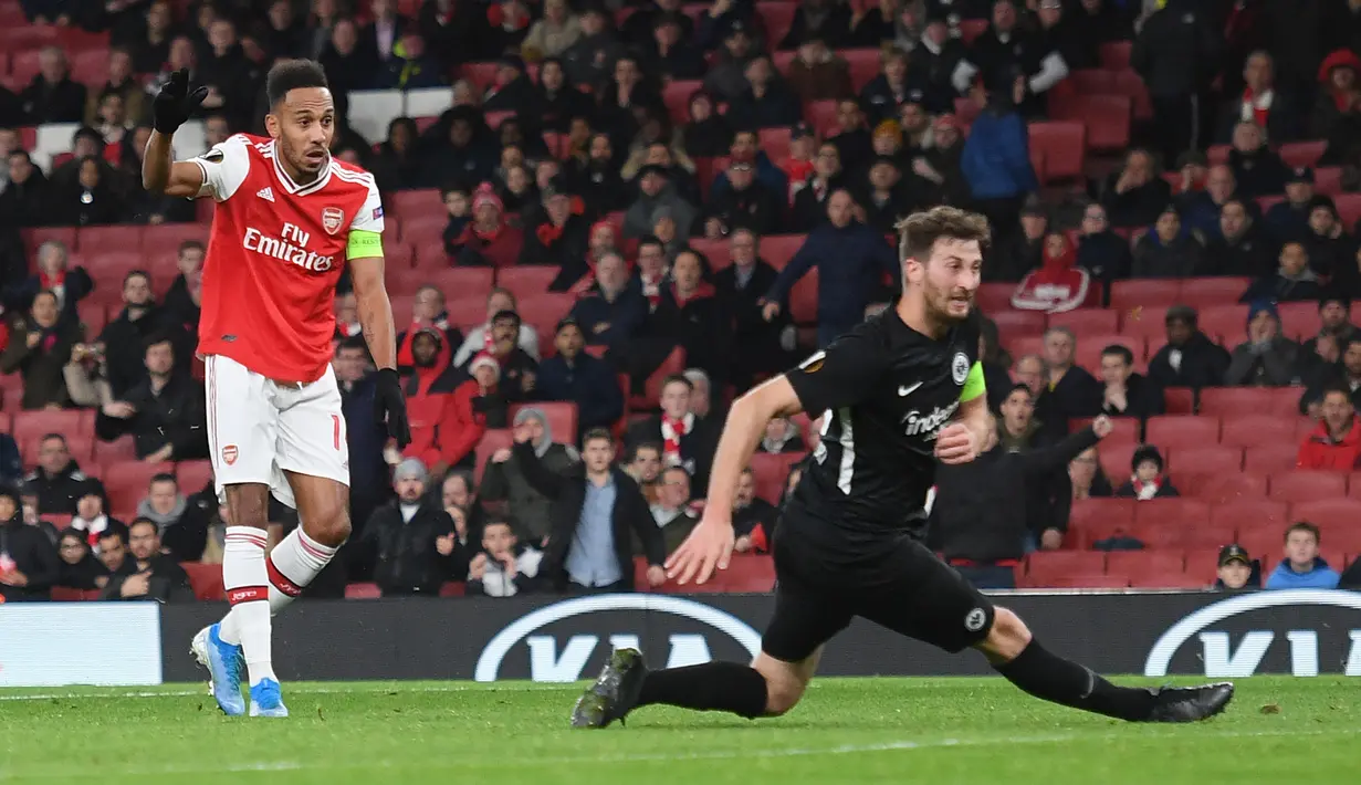 Striker Arsenal Pierre-Emerick Aubameyang mencetak gol ke gawang Eintracht Frankfurt pada matchday kelima Grup F Liga Europa di Emirates Stadium, London, Kamis (28/11/2019). Arsenal ditaklukkan Eintracht Frankfurt dengan skor 1-2 di kandang mereka sendiri. (DANIEL LEAL-OLIVAS/AFP)