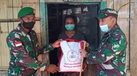 Dandim 1603 Sikka, Letkol Inf M. Zulnalendra Utama,bersama anggota mengantar langsung 1.000 paket sembako bantuan Presiden, kepada warga Desa Ilin Medo. (Liputan6.com/ Dionisius Wilibardus)