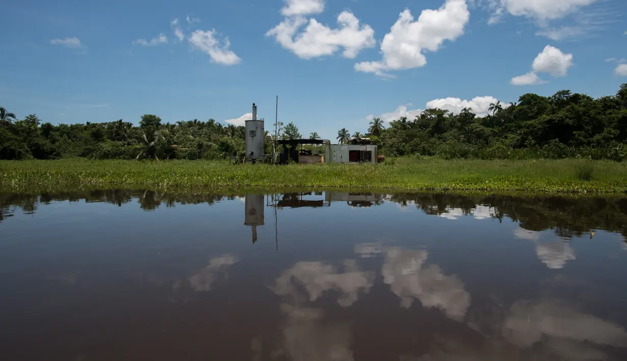 Pemandangan pembangkit listrik yang terbengkalai di Congo Mirador, negara bagian Zulia, Venezuela, pada 6 September 2021. Kehidupan indah di Congo Mirador, sebuah desa rumah panggung yang tampak mengapung di perairan laguna di Zulia (barat), tenggelam dalam lumpur dan gulma. (Federico PARRA/AFP)