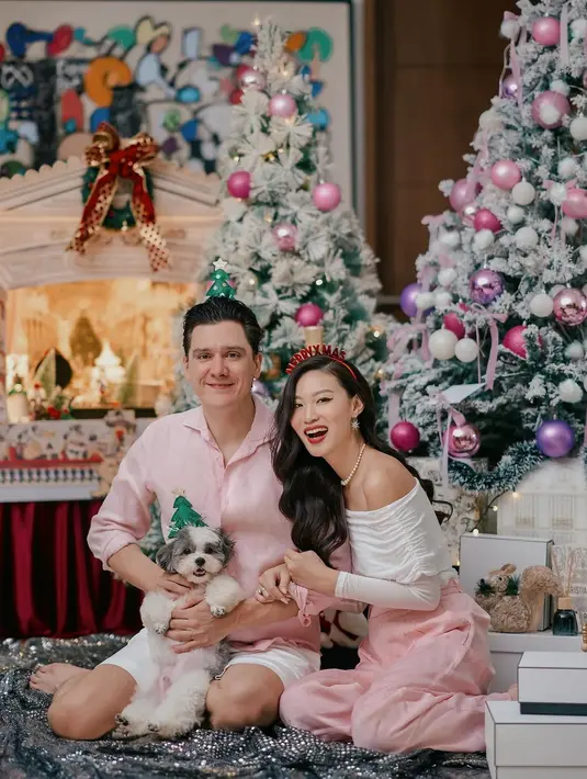 Lihat penampilan serasi Patricia Gouw dengan sang suami, Daniel Bertoli. Alih-alih merah, keduanya memilih outfit nuansa pink-putih untuk momen bahagia ini. [@patriciagouw]