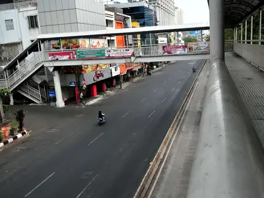 Kondisi lalu lintas yang lengang di kawasan pusat pertokoan Glodok, Jakarta Jumat (1/9). Sesuai ketetepan pemerintah Hari Raya Idul Adha 1438 H pada hari ini merupakan hari libur Nasional dan sejumlah Toko di Glodok tutup. (Liputan6.com/Helmi Afandi)