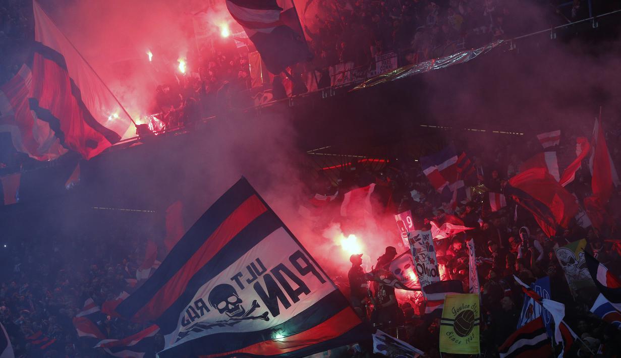 Dukungan suporter PSG saat timnya membobol gawang Marseille pada lanjutan Ligue 1 Prancis di Parc des Princes Stadium, Paris, (25/2/2018). PSG menang 3-0. (AP/Thibault Camus)