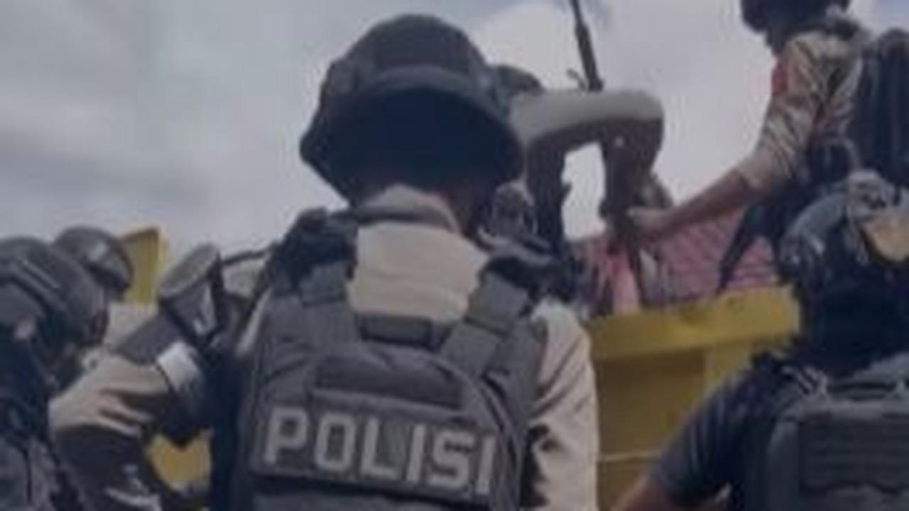 "Pos RPU Puncak Jaya Papua pengaplosan polisi," kata perekam video.