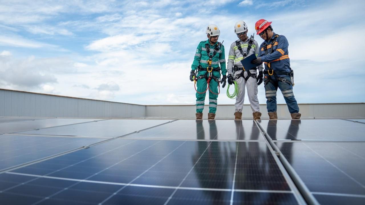 Pemasangan panel surya berkapasitas 40 MWp di Pulau Obi, Halmahera Selatan, Maluku Utara.