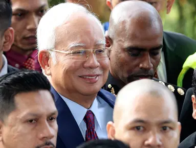 Mantan Perdana Menteri Malaysia, Najib Razak  tiba di Pengadilan Kuala Lumpur, Rabu (4/7). Najib Razak akan menghadapi dakwaan ganda terkait skandal penyelewengan dana lembaga investasi 1 Malaysia Development Berhad (1MDB). (AP/Vincent Thian)