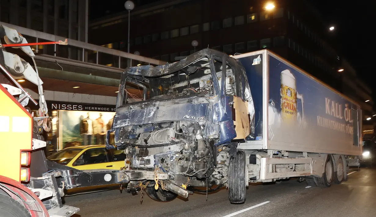 Kondisi truk yang menabrak kerumunan orang di Jalan Drottninggatan, pusat kota Stockholm, Swedia (8/4). Truk yang menewaskan 4 orang tersebut diketahui milik perusahaan bir Spendrups. (AFP/Odd Andersen)