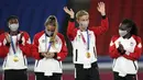 Pesepak bola Kanada Quinn (kedua kanan) melambai saat seremoni penyerahan medali setelah mengalahkan Swedia dalam pertandingan sepak bola putri Olimpiade Tokyo 2020, di Yokohama, Jepang pada 7 Agustus 2021. Quinn menjadi atlet transgender pertama yang memenangkan medali Olimpiade. (AP/Andre Penner)