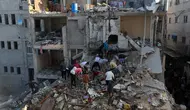 Warga Palestina memeriksa kerusakan di sekitar bangunan tempat tinggal setelah serangan udara Israel di kamp pengungsi Rafah di Jalur Gaza Selatan pada 1 Desember 2023, (SAID KHATIB/AFP)