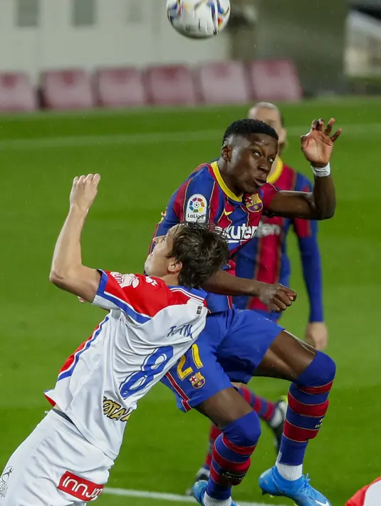 Gelandang Deportivo Alaves, Tomas Pina berebut bola dengan gelandang Barcelona, Moriba Kourouma pada pertandinga La Liga Spanyol di stadion Camp Nou, Spanyol, Minggu (14/2/2021). Kemenangan  tersebut  membawa Barcelona meraih kemenangan ke-7 secara beruntun di Liga Spanyol. (AP Photo/Joan Monfort)