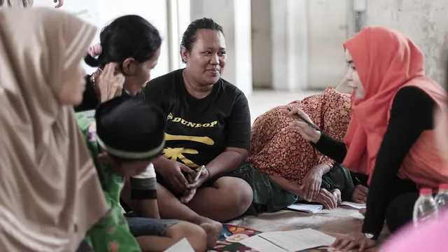 Masyarakat penerima manfaat program Light Up Indonesia dari Yayasan Cinta Anak Bangsa (YCAB)