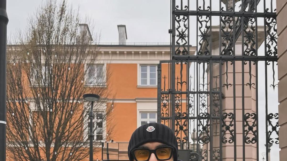 Potret Romantis Bunga Zainal dan Suami Liburan di Eropa, Andalkan Busana Earth Tone dan Backpack Rp63 Jutaan