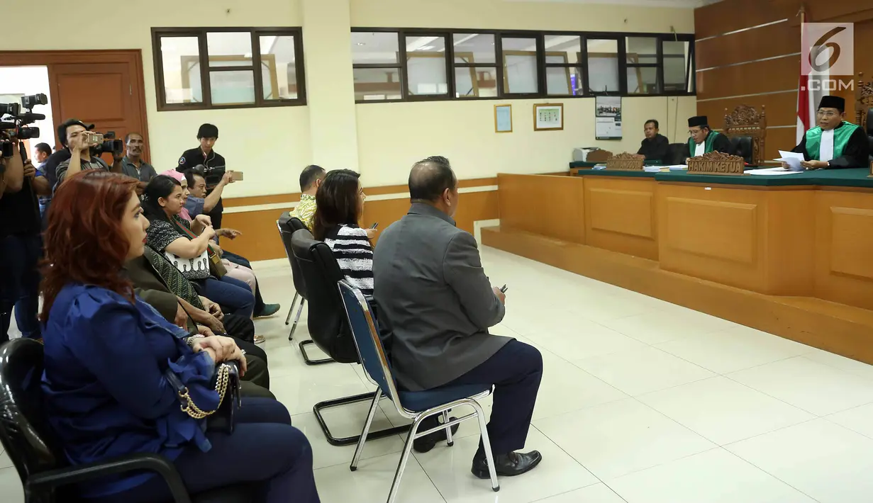 Aktris Tsania Marwa didampingi kuasa hukumnya saat menjalani sidang cerai di Pengadilan Agama Cibinong, Jawa Barat, Senin (15/08). (Liputan6.com/Herman Zakharia)