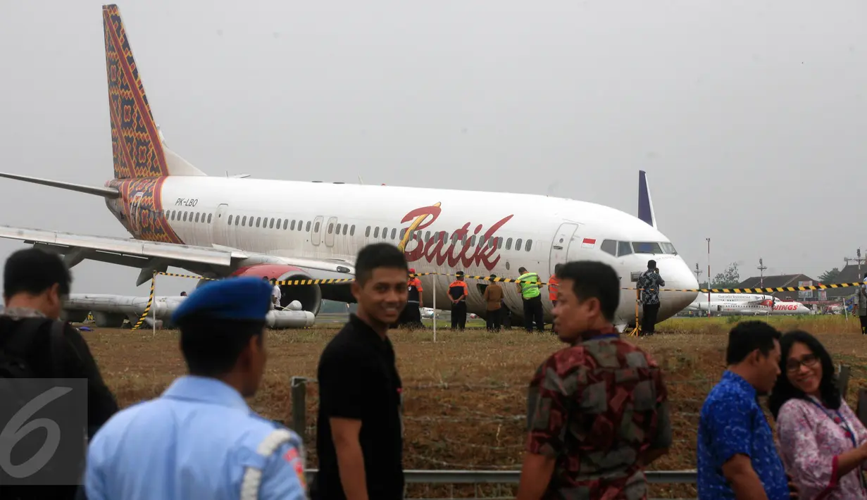 Petugas saat akan mengevakuasi pesawat yang tergelincir di Bandara Adisucipto di Yogyakarta, Jumat (6/11/2015). Tidak ada korban jiwa dalam peristiwa ini. (Boy Harjanto)
