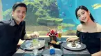 Dalam momen tersebut, bintang sinetron Ikatan Cinta ini tampil selaras dengan busana warna hitam. Rendi Jhon gagah dengan kemeja warna hitam, sementara Glenca Chysara menawan dengan outfit off shoulder. Tatanan rambutnya juga membuat keponakan Poppy Bunga ini kian pancarkan pesonanya. Satu tahun bersama, kebahagiaan terpancar jelas di wajah pasangan ini. (Liputan6.com/IG/@glencachysaraofficial)