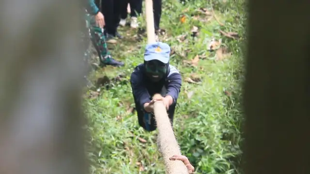 Pelajar di Sukabumi dilatih ketangkasan ekstrem oleh TNI. (Liputan6.com/Fira Syahrin)