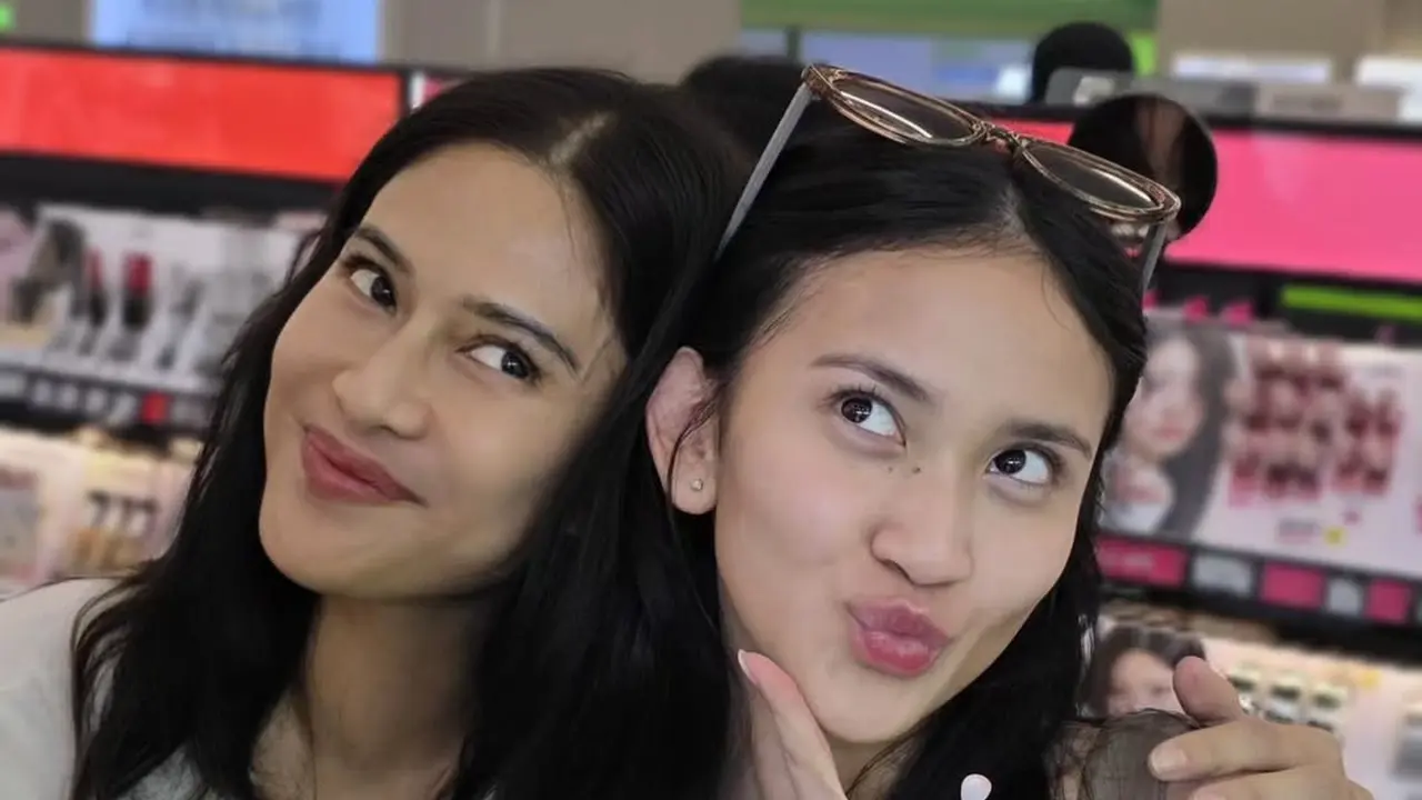 Potret Cantik Duo Cinta, Dian Sastrowardoyo dan Harleyava Princy Jajal Eyeshadow di Busan