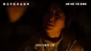 Min Sung (Park Seo Joon), yang hanya ingin melindungi keluarganya, dan Myung Hwa (Park Bo Young), yang ingin menjaga keyakinannya untuk  bertahan hidup bersama, berdebat satu sama lain di tengah situasi darurat. (Foto: YouTube/ 롯데엔터테인먼트 via Soompi)