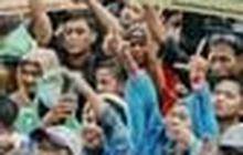 VIDEO: Potret Pendukung Ganjar Pranowo Tak Bergeming di Bawah Guyuran Hujan