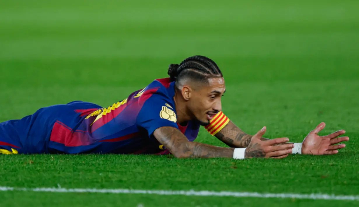 Pemain Barcelona, Raphinha, tampak kecewa setelah laga melawan Atletico Madrid pada leg kedua Copa del Rey 2025/2026 di Stadion Camp Nou, Rabu (04/03/2026). (AP Photo/Joan Monfort)