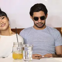 "Aku suka kejujuran Yura bertutur di liriknya. Dia musisi keren, dan punya intuisi di hatinya. Saya juga dilibatkan untuk penggarapannya," kata Reza Rahadian yang sengaja menawarkan diri menjadi modelnya. (Nurwahyunan/Bintang.com)