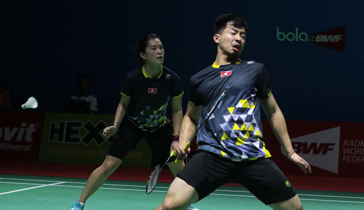 Lee Chun gagal mengembalikan kok ke arah Praveen/Oktavianti pada babak pertama Indonesia Open 2018 di Istora Senayan, Jakarta, (3/6/2018). Praveen/Oktavianti kalah 17-21, 21-14, 21-17. (Bola.com/Nick Hanoatubun)