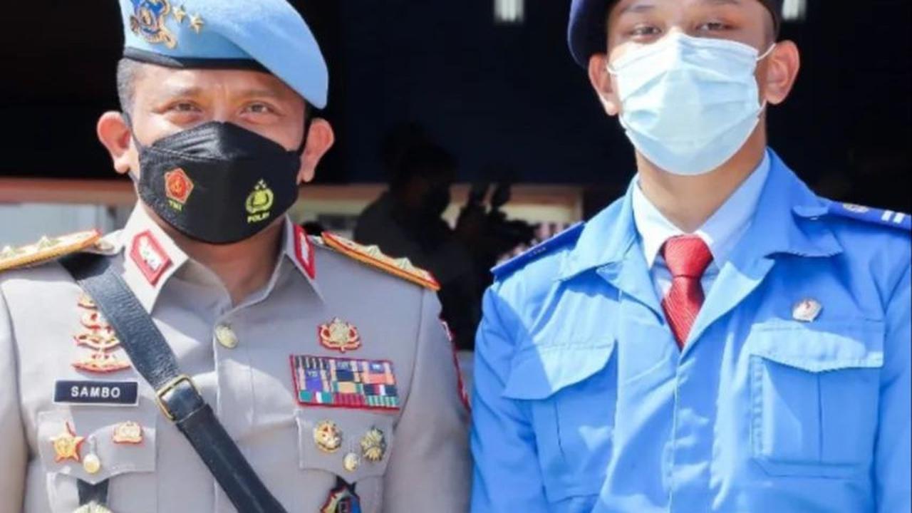 Tidak heran apabila Tribrata lulus Akpol. Hal ini lanyaran Tribrata merupakan siswa angkatan ke-31 sekaligus lulusan dari SMA Taruna Nusantara Magelang. Ia dinyatakan lulus dari sekolah Taruna pada Mei 2023 lalu.<br>