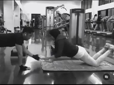 Hengky Kurniawan dan Sonya Fatmala melakukan sit up sambil saling beradu tangan. (Foto: Instagram/@hengkykurniawan)