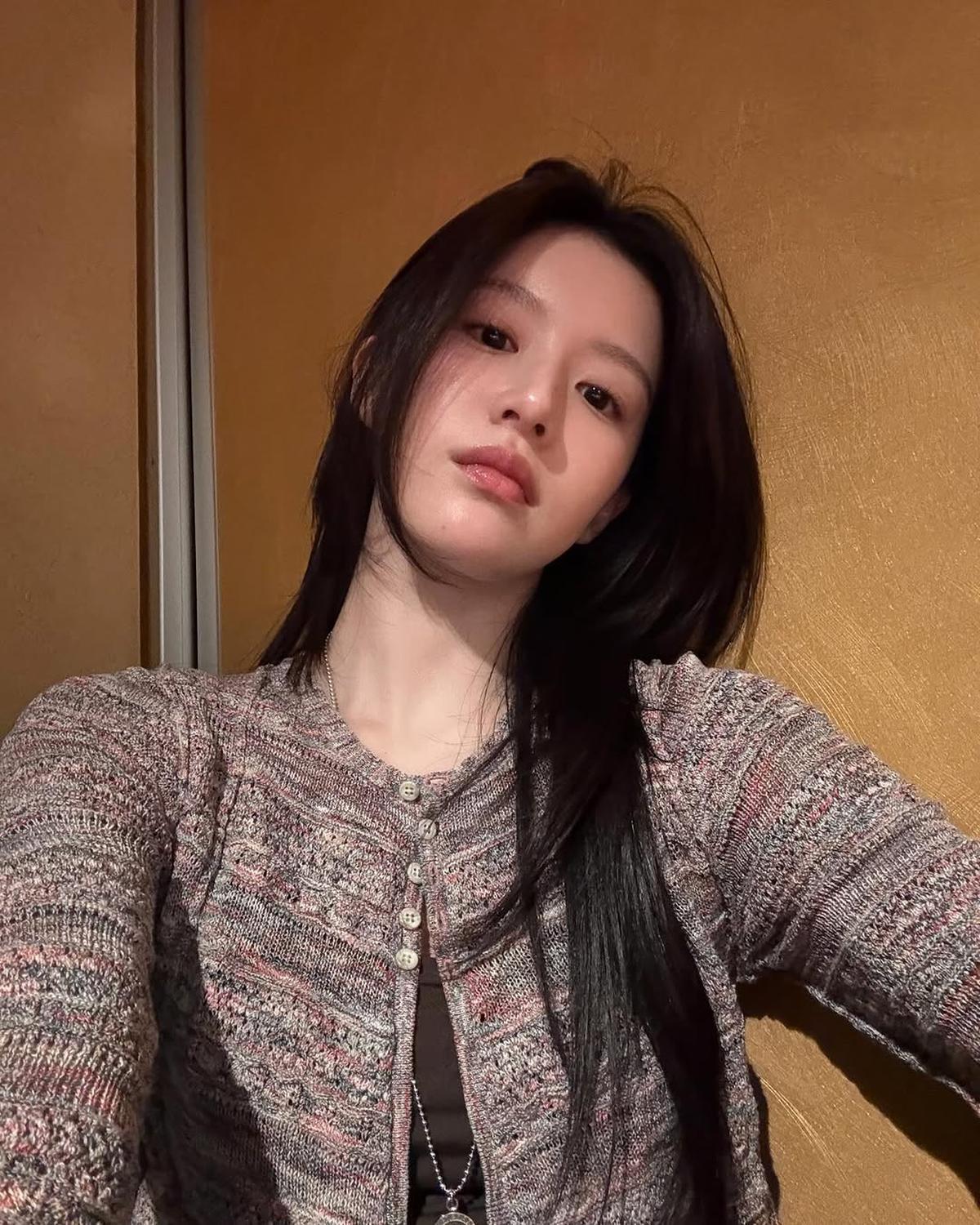 5 Potret Selfie Go Yoon Jung Pemeran Oh Yi Young di 'RESIDENT PLAYBOOK' yang Selalu Cantik