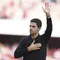 Pelatih Arsenal, Mikel Arteta menyapa suporter pada lanjutan Premier League antara Arsenal vs Newcastle di Emirates, 18 Mei 2025. (AP Photo/Kirsty Wigglesworth)