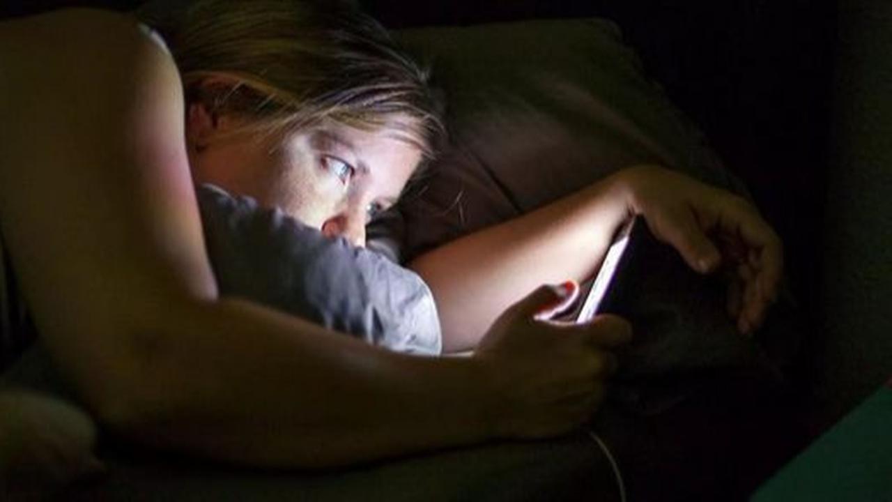 Ilustrasi bermain gadget sebelum tidur (Sumber: newsmag.tn)
